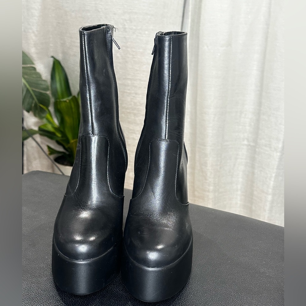 Black platform Gianni bini boots
Size 7.5
